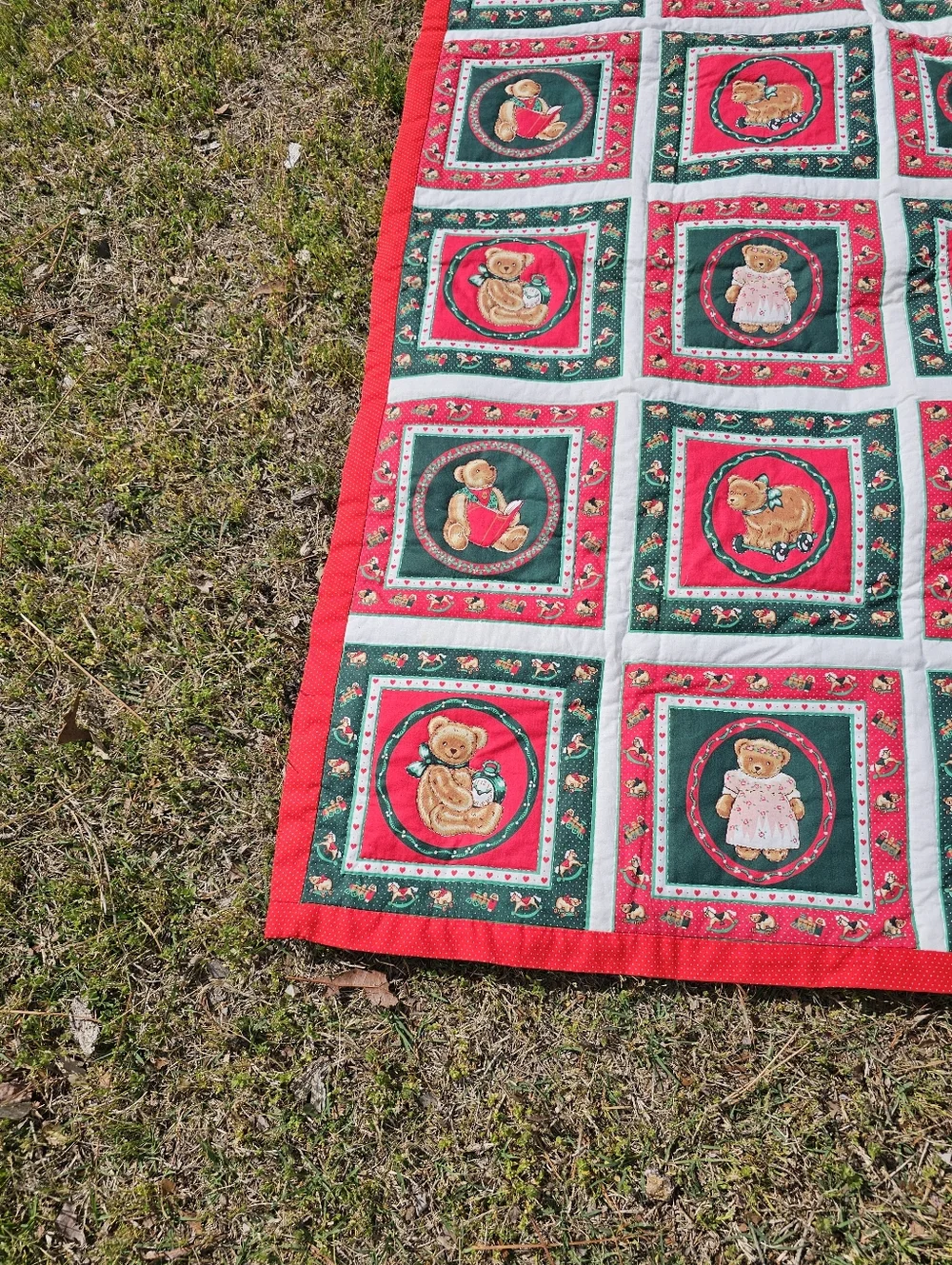 Christmas Teddy Bear Quilt Baby Id Red Green White Handmade Machine Quilted Flaw